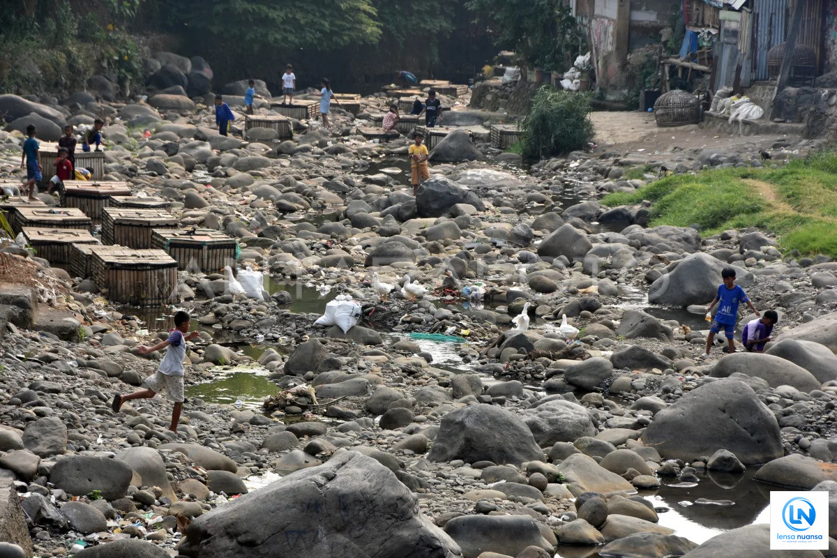 Debit Sungai Ciliwung di Bogor Menyusut Akibat Kemarau, Dasar Sungai Dipenuhi Batuan dan Sampah