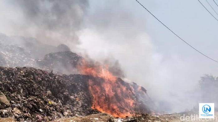 TPA Troketon Klaten Terbakar, Asap Tebal Membumbung Tinggi, Petugas Berjibaku Jinakkan Api Berjam-jam