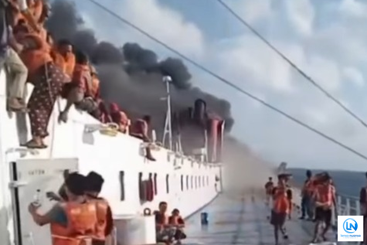 Ratusan Penumpang KM Mutiara Sentosa 2 Dievakuasi Usai Kapal Terbakar di Perairan Utara Madura