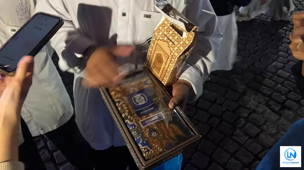 100 Ribu Peserta Zikir dan Doa Kebangsaan di Monas Terima Souvenir Sebelum Pulang
