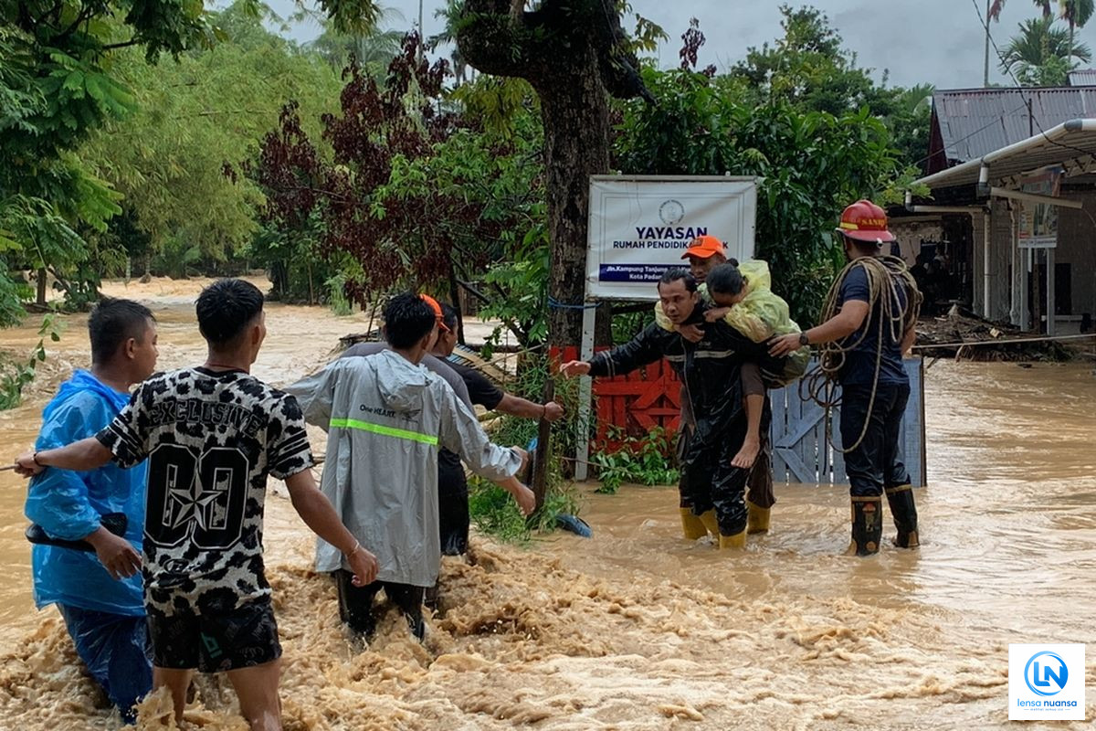 Banjir Bandang Terjang Kota Padang, Tim SAR Gabungan Evakuasi Puluhan Warga