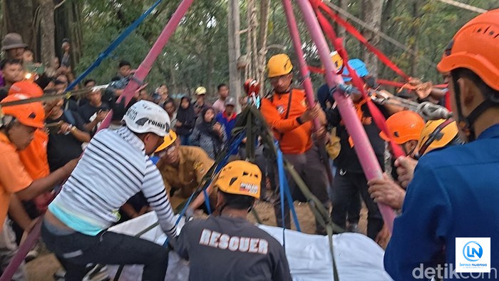 Tim Gabungan BPBD, Damkar, dan PMI Makamkan Wanita Obesitas Asal Sragen