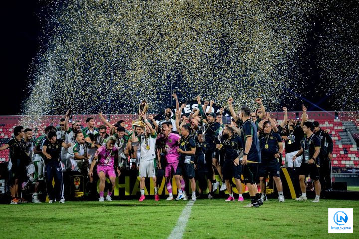 Sejarah Baru Persebaya, Bajul Ijo Angkat Trofi Piala Presiden 2026 Usai Taklukkan Persib Lewat Adu Penalti
