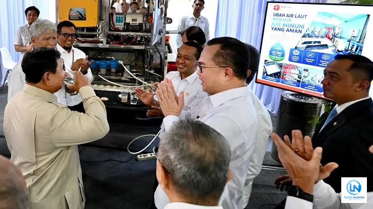 Prabowo Cicipi Air Olahan dan Injak Genteng Biomassa dalam Pameran Inovasi BRIN di Istana