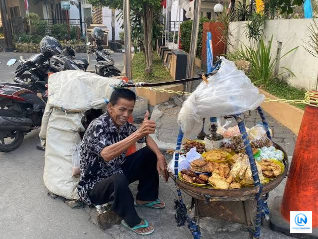 Kisah Mbah Senen, Setengah Abad Memikul Angkringan demi Sesuap Nasi di Usia Senja