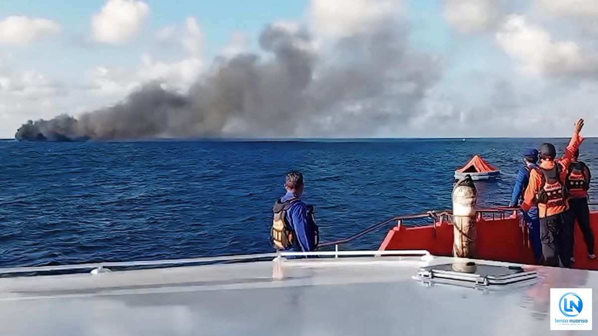 KMP Putri Yasmin Terbakar di Selat Lombok, 33 Penumpang Berhasil Dievakuasi