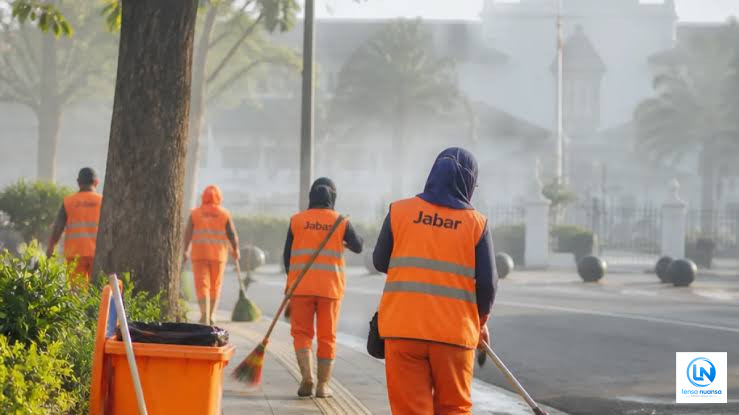 Sekitar 3.000 Warga Jadi THL Penyapu Jalan di Jawa Barat, Honor Rata-rata Rp3,3 Juta per Bulan
