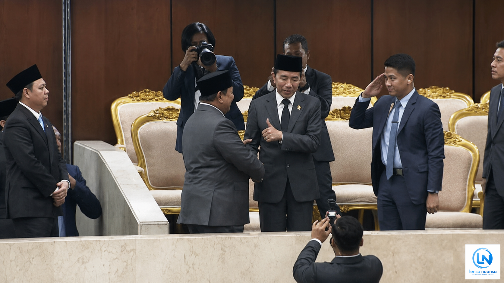 Momen Hangat Jokowi Beri Jempol untuk Prabowo Usai Pidato Kenegaraan di Sidang Tahunan MPR