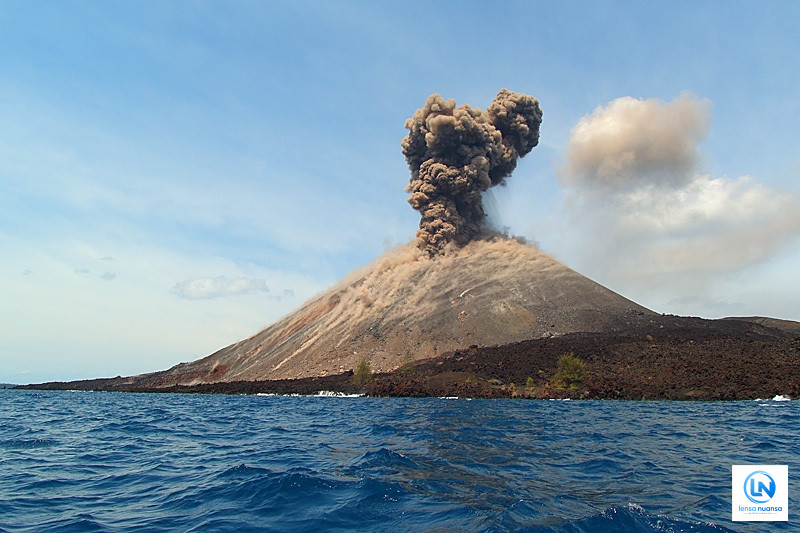 Gunung Anak Krakatau Erupsi Lagi, Kolom Abu Tebal Membubung Dua Kali, Kapal Wisata Diimbau Segera Menjau