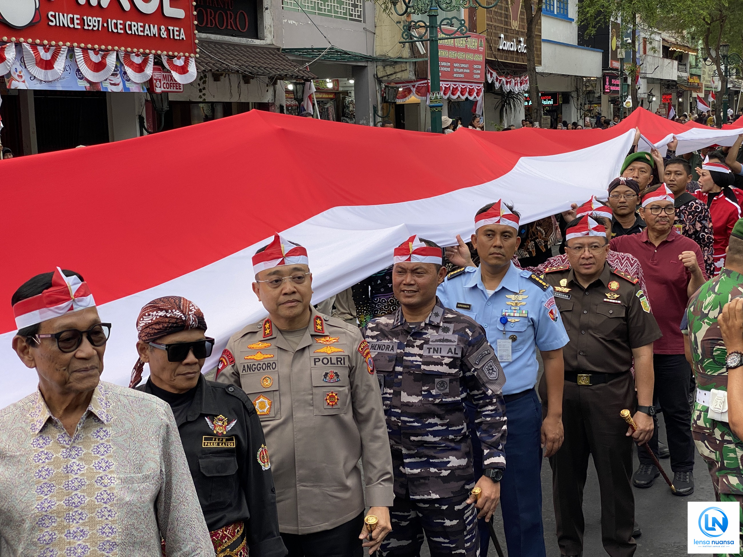 Sambut HUT Kemerdekaan RI, Warga Bentangkan Bendera Merah Putih Sepanjang 481 Meter di Malioboro