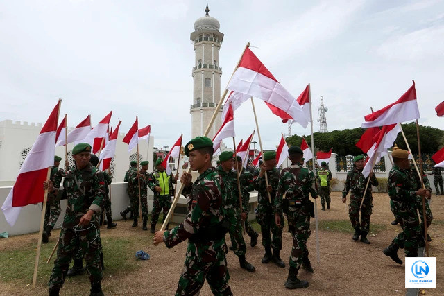 Prajurit TNI Kibarkan Kembali Bendera Merah Putih di Masjid Raya Baiturrahman