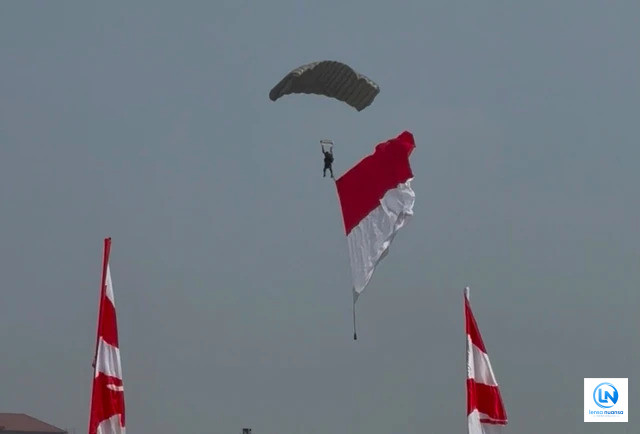 Aksi Terjun Payung 17 Prajurit Kopassus Semarakkan HUT Ke-81 RI di Monas