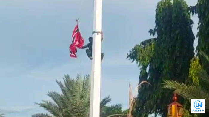 Prajurit TNI Turunkan Bendera Bulan Bintang di Masjid Raya Baiturrahman Setelah Kericuhan