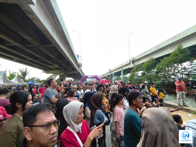 Warga Cipinang Melayu Antusias Ikuti Lomba Titian Pinang Semarak Kalimalang, Hadiah Motor Listrik dari Wapres Jadi Motivasi