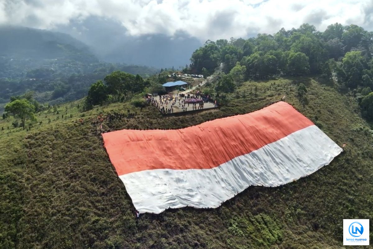 Bendera Merah Putih Raksasa 120 Meter Dibentangkan di Pegunungan Jayapura, Digotong Sejauh 1 Kilometer