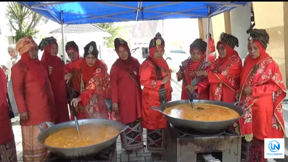Sumbar Kirim 5 Ton Rendang untuk Korban Gempa NTT, Pengiriman Perdana 700 Kilogram