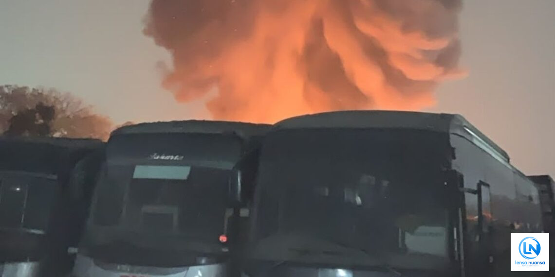 50 Bus PO Sinar Jaya Terbakar di Kawasan Industri MM2100 Bekasi
