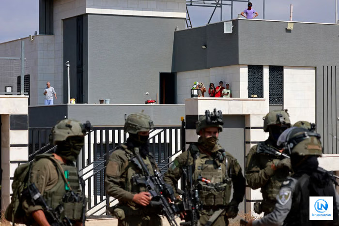 Aktivis Dihentikan Militer Israel Saat Coba Antar Makanan dan Air ke Rumah Warga Palestina yang Dikepung Pemukim di Desa Qusra