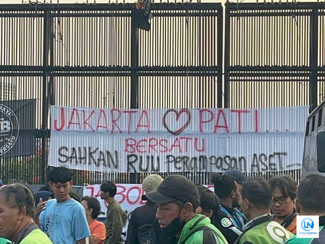 Warga Pati Tiba di Depan Gedung DPR/MPR, Siapkan Posko Perjuangan dan Bawa Dua Tuntutan