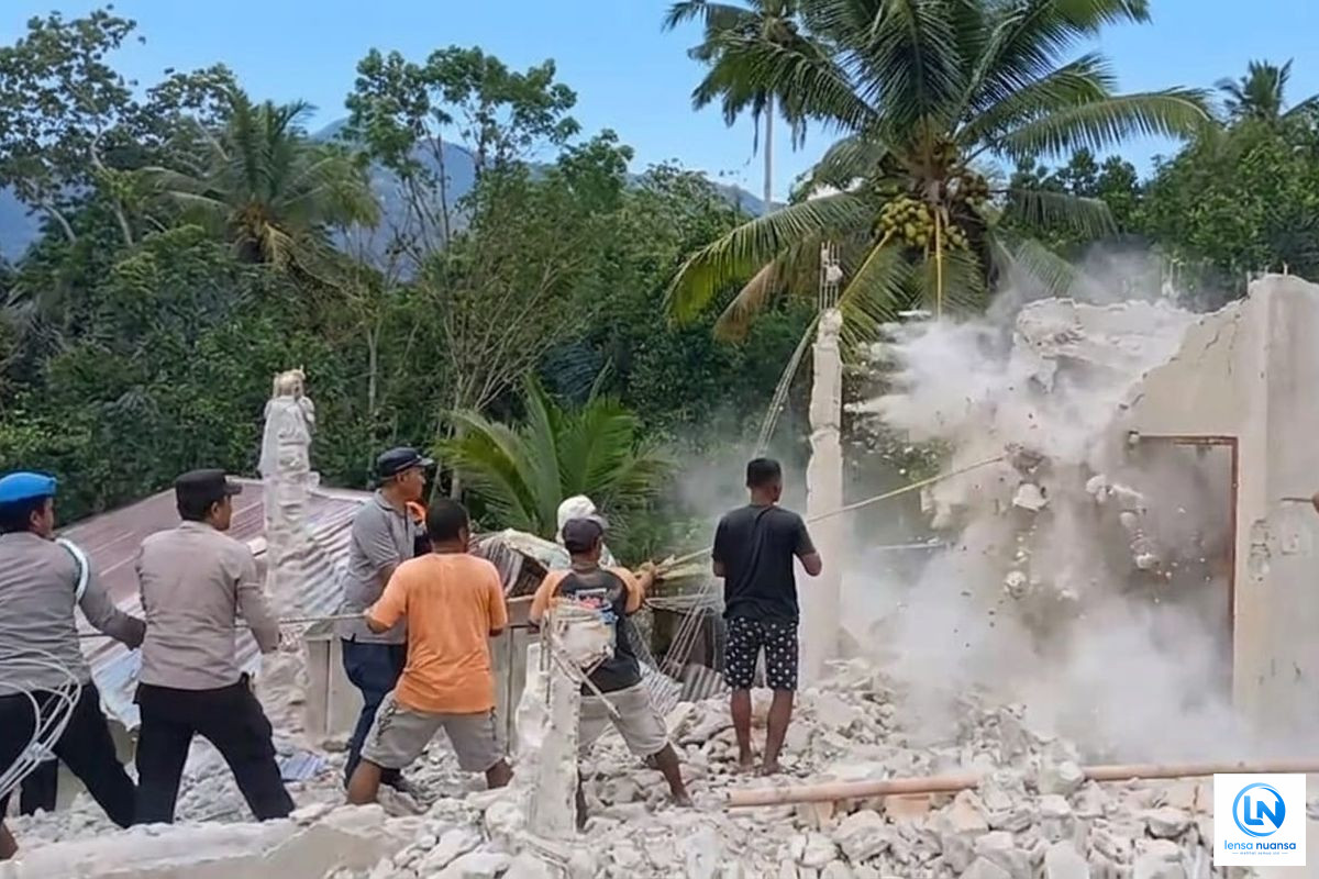 Warga Gotong Royong Bersihkan Reruntuhan Rumah Korban Gempa di Manggarai Barat