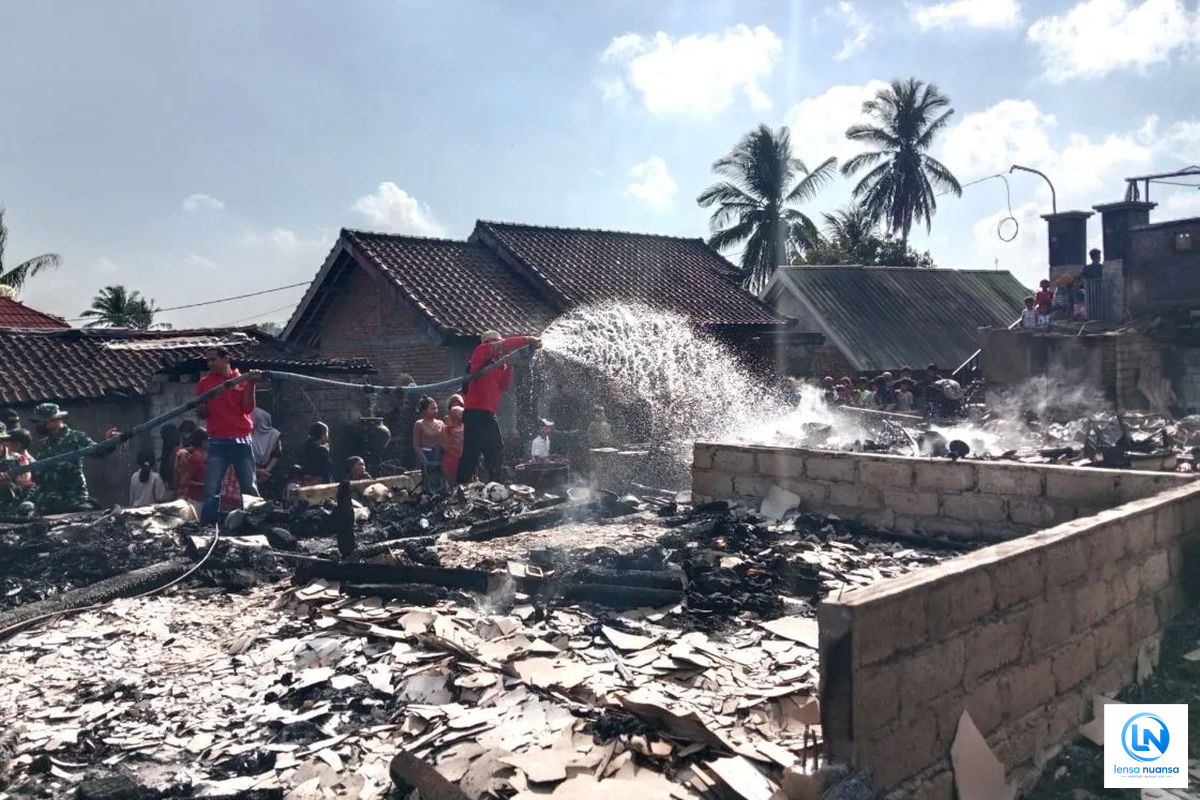 Desa Adat Sade Lombok Dilalap Api, 120 Rumah Terbakar dan 320 Warga Terdampak