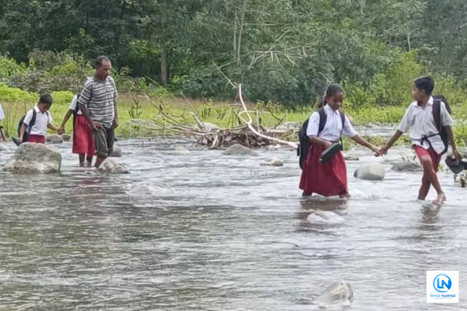 Demi Sekolah, Siswa SD Negeri Oelfab Harus Seberangi Sungai Tanpa Jembatan dan Tempuh Jalan Menanjak