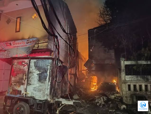 Kebakaran Hebat Landa Muara Angke, Puluhan Rumah Ludes dan 22 Mobil Damkar Dikerahkan