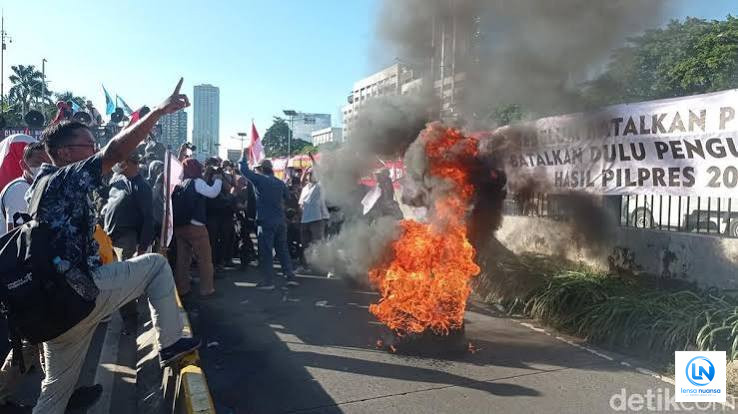 Demo di Depan DPR Memanas, Massa Bakar-bakar dan Pagar Gedung Nyaris Roboh