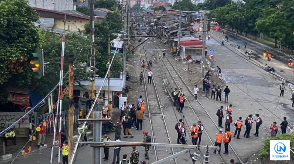 Kericuhan Sisa Demo DPR Berlanjut hingga Pagi, Massa Bawa Bambu Bikin Jalur Pejompongan-Palmerah Macet