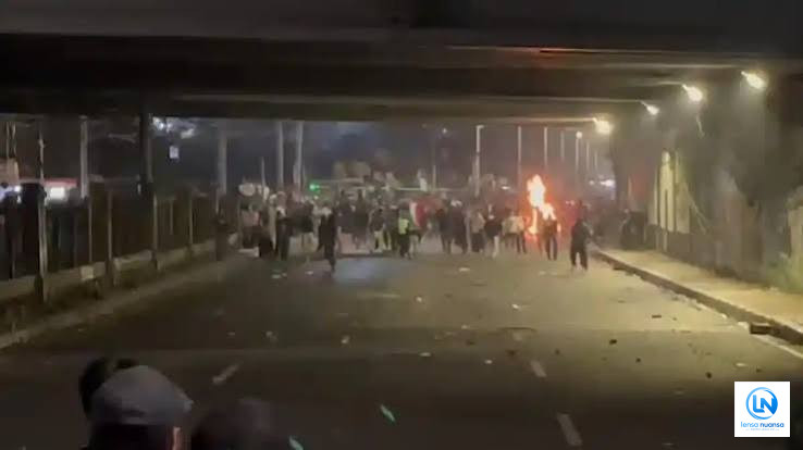 Demo DPR Memanas hingga Petamburan, Aparat Berupaya Pukul Mundur Massa yang Bertahan
