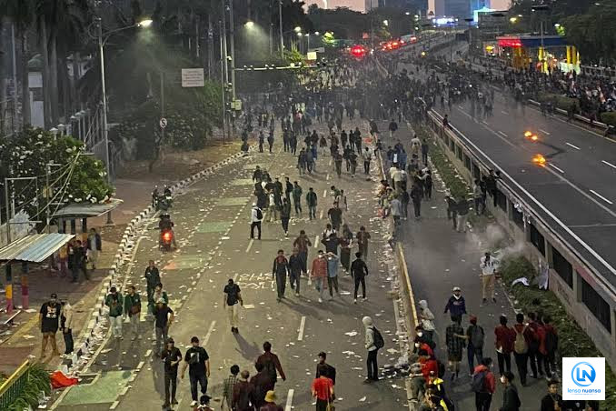 Bubaran Demo DPR Memanas, Gas Air Mata Meletup dan Pos Polisi Petamburan Terbakar