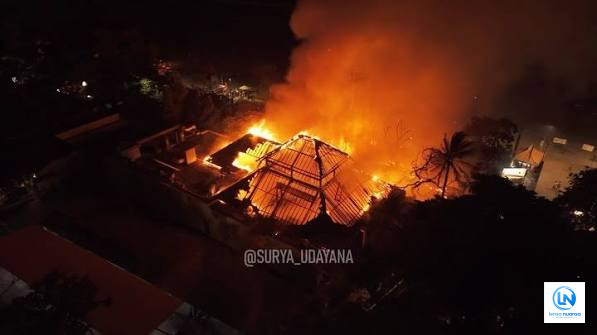Kebakaran Kembali Terjadi di Sunset Road Seminyak-Legian, Petugas Damkar Bergerak Cepat