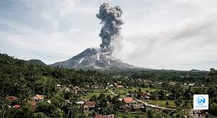Gunung Sinabung Kembali Erupsi Setelah 5 Tahun, Status Naik Siaga, 615 Warga Dievakuasi dan Penerbangan Terganggu