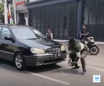 Pengendara Motor Mengamuk, Kaca Mobil Dirusak Usai Kejar-kejaran dari Jagakarsa hingga Ragunan