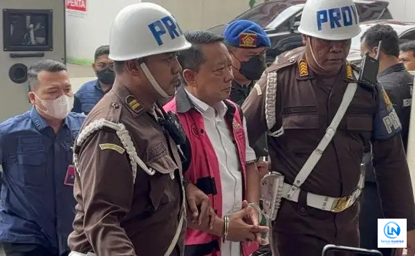 Febrie Adriansyah Kembali Diperiksa Kejaksaan Agung sebagai Saksi TPPU, Tiba Diborgol dengan Rompi Tahanan Merah Muda