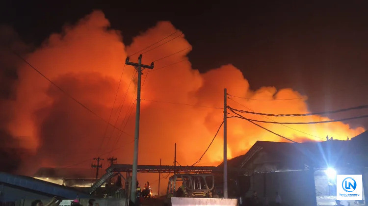 TPA Putri Cempo Solo Terbakar, Api Membesar Diterpa Angin Kencang