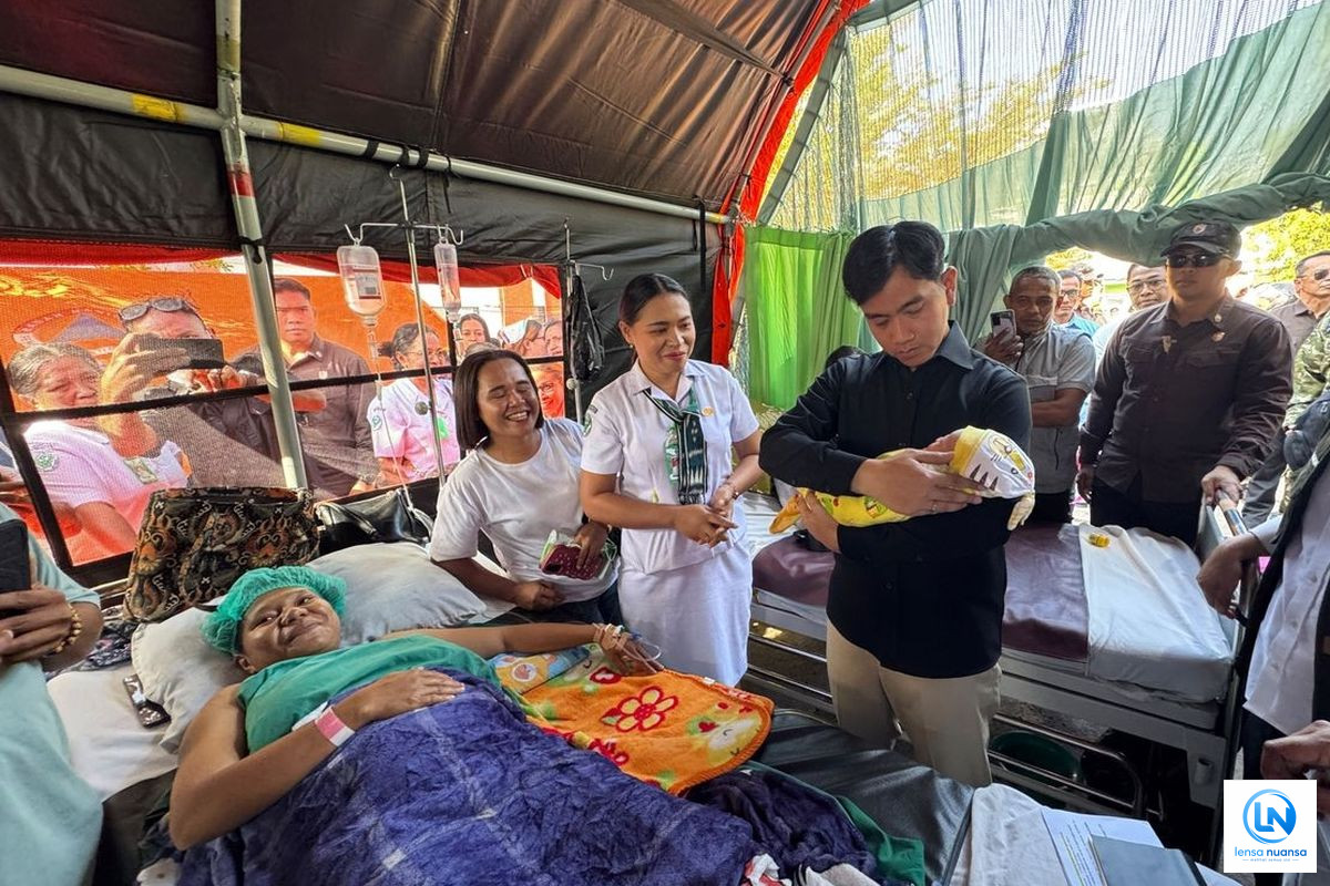 Gibran Gendong Bayi Baru Lahir di RSUD Maumere, Orangtua Beri Nama Maria Gibrania Melisedo