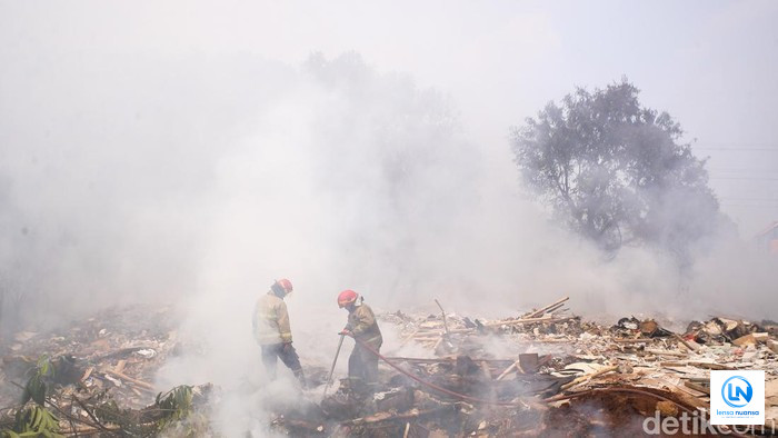 Api Kembali Berkobar, Tumpukan Sampah di Ciputat Timur Terbakar hingga Asap Kepung Permukiman