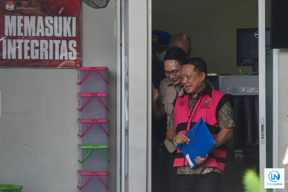 Diperiksa 10 Jam, Mantan Jampidsus Febrie Ardiansyah Keluar Kejagung Pakai Rompi Tahanan