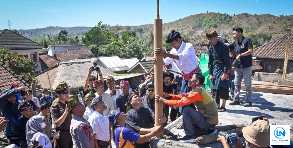 Tradisi Nyemulak Jadi Penanda Kebangkitan Kampung Adat Sade Usai Dilanda Kebakaran