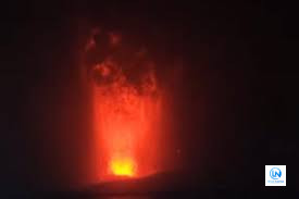 Anak Krakatau Kembali Erupsi, Lava Pijar Menyembur seperti Air Mancur, Risiko Tsunami Dipastikan Belum Meningkat