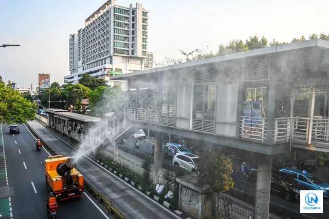 Pemprov Jakarta Semprot Jalan dari Monas hingga Bundaran Senayan untuk Kurangi Dampak Abu Vulkanik Anak Krakatau