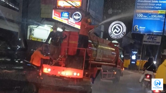 Masker Langka di Bandar Lampung, Damkarmat Semprot Jalan Protokol Atasi Debu Abu Vulkanik