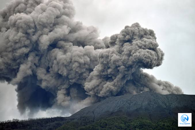 Di Tengah Abu Vulkanik, Warga Hanya Bisa Berharap Angin Membawa Abu Menjauh dari Permukiman