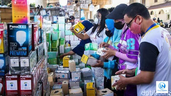 Masker Diburu di Tengah Abu Vulkanik, Pedagang Hadapi Lonjakan Permintaan dan Fenomena Panic Buying