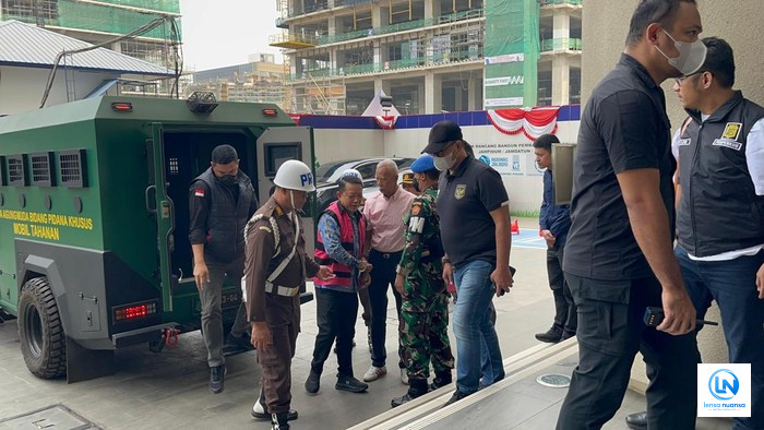 Mantan Jampidsus Febrie Adriansyah Tiba di Kejagung dengan Rompi Tahanan dan Tangan Terborgol